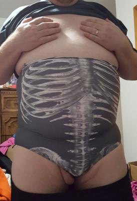 Sissy cadenassée dans un maillot de bain - spanx