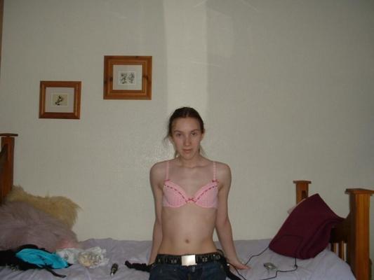 Femme amateur mignonne aux petits seins