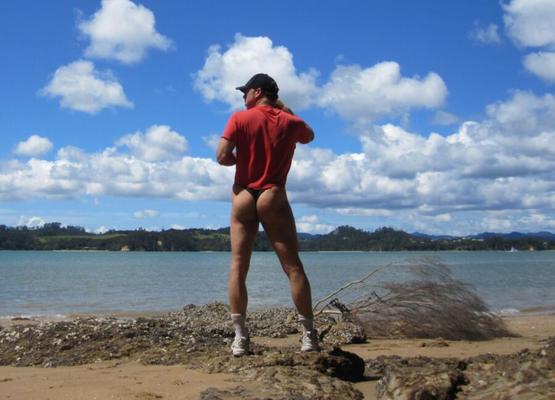 Tanga assexpuesta en la playa