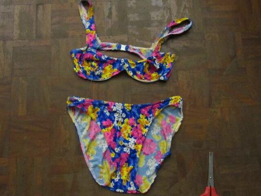 Le bikini haut de soutien-gorge Foral rencontre les ciseaux et est coupé