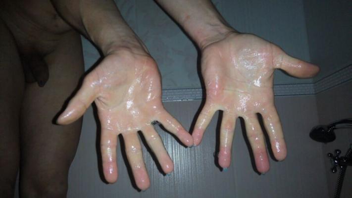 Mes mains dans le gel douche