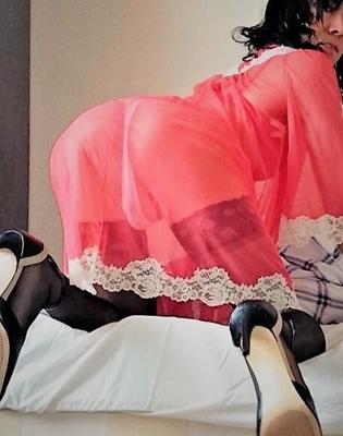 Sissy asiatique Olivia posant pour papa