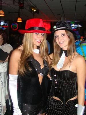 Gatas se divertindo no Halloween