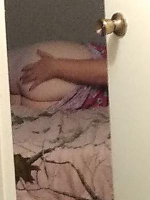 Peguei a mãe brincando antes de dormir (sem saber da sessão de fotos)