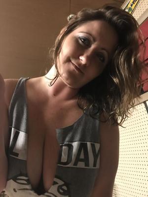 Amateur-MILF liebt es, sich schick zu machen