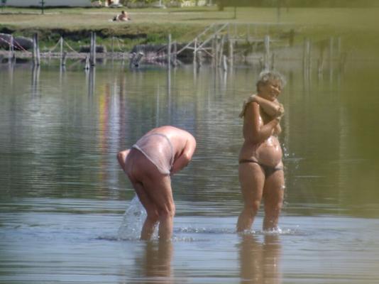 Velhinha de praia trocando de biquíni. 