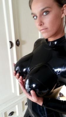 LISA SALOPE EN LATEX