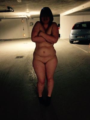 Potelée nue dans un parking