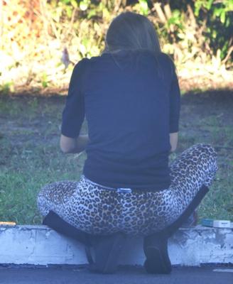 Candid Street Photos Chica delgada en leggings