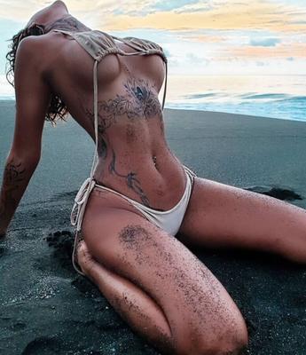 Jeune femme noire lesbienne tatouée en bikini