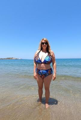 Hannah aux gros seins, au visage d'ange, tenue de plage (salope)