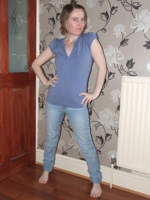 DIE JUNGE HALEY VIXEN IN IHREN JEANS