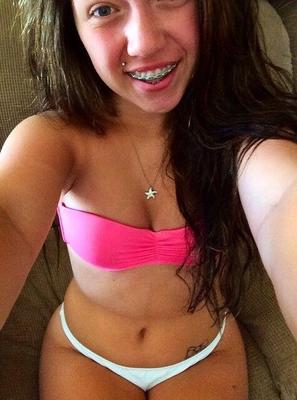 La plus belle adolescente jamais vue en selfie presque nue