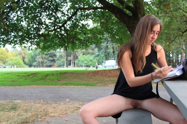 Upskirt Voyeur au parc - chatte chauve