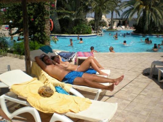 Homme en vacances avec sa femme, son fils et sa belle-fille.