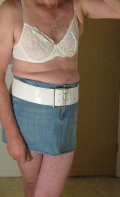 Eu, saia jeans sissy e cinto largo, lingerie