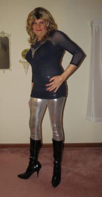 Crossdresser en leggings brillants