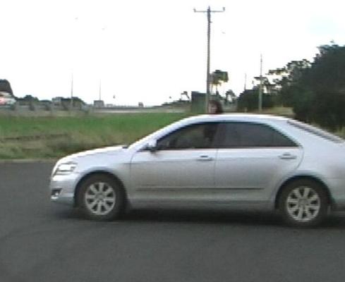 Femme australienne clignotant un chauffeur de camion