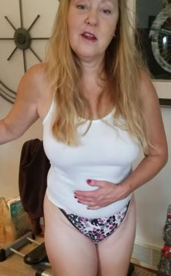 Blonde mature amateur portant un mélange de culottes