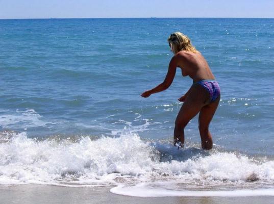 Rubia amateur posa en la playa