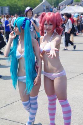 Deux filles asiatiques cosplay très sexy et mignonnes dans la rue !