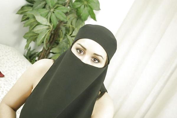 Sexy Muslim Arab Girl Posing Nude