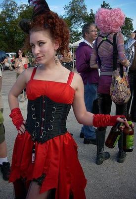 danseuse burlesque aux cheveux rouges exposée