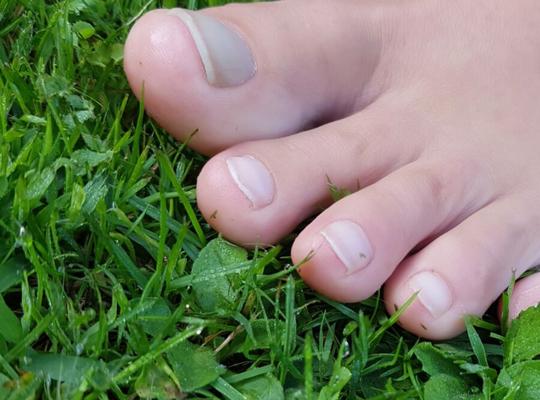 Karinas Feet 87 – Barfuß in der Natur