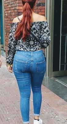 vadia ruiva de cabelos compridos mostra a bunda de jeans na rua