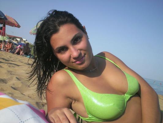 Tetona bikini italiana en la playa