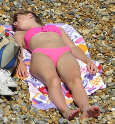 salopes adolescentes sur la plage - Photos candides