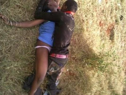 Des adolescents kenyans se font baiser à sec en plein air