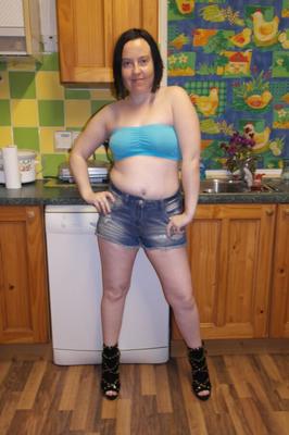 Hotpants, tube de seins et bottes