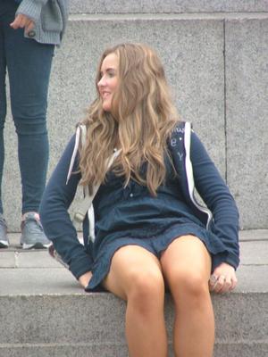 Teenie-Schlampe Blonder Upskirt