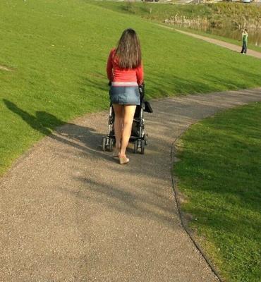 Meine junge Mutter ist neugierig