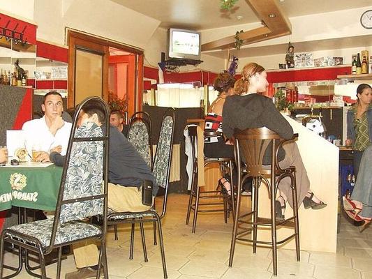 chicas en el bar