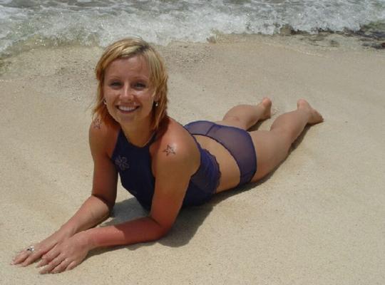 blonde chaude mature sur la plage