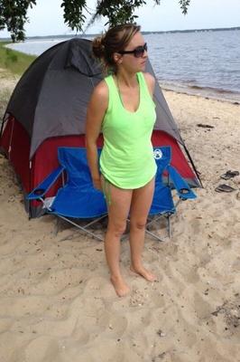 Femme nudiste en camping