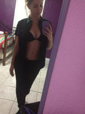 Tetas perfectamente formadas en esta joven morena