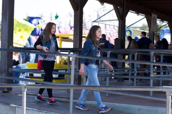 Los adolescentes mojados en el parque temático