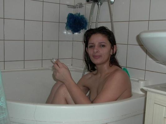 Arab milf posing nude in bath for likes