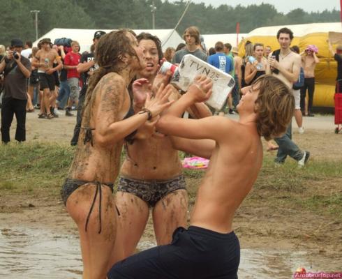 Coño desnudo y tetas en el festival de la playa