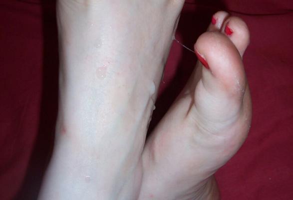 Sperme sur les pieds de sa femme