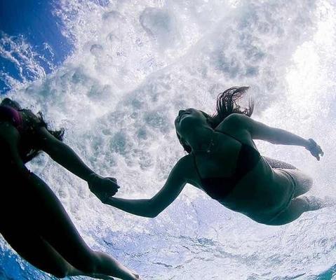 Ich und meine Schwester unter Wasser