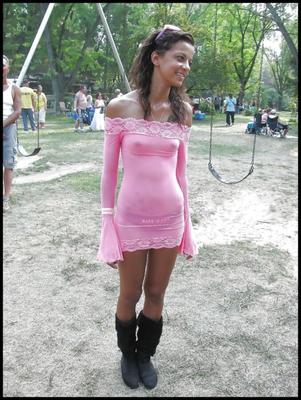 Chicas adolescentes en mini vestidos