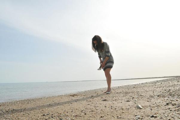 Julie na praia com suas bolas de gueixa