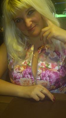 Viktoria, blonde mature aux gros seins, de Novossibirsk en Russie