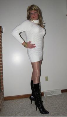 Robe pull blanche et bottes Crossdresser