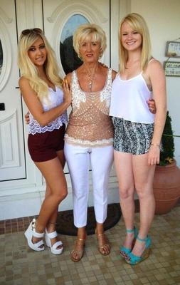 ¡Las hijas de Chav BIMBO-DOLL y sus MADRES ORGULLOSAS y cachondas!