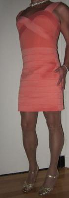 Moi Cindy Cross travestissement en robe corail rouge